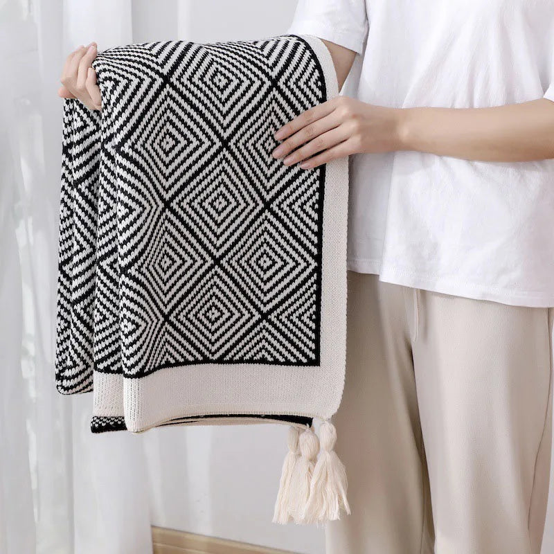 GEOMETRIC THROW BLACK