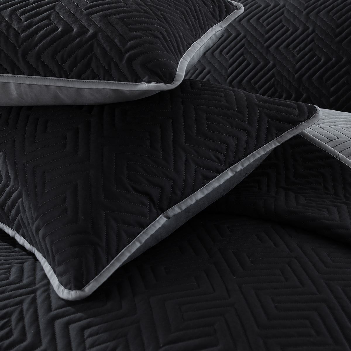 Black Fire Bed Spread Set