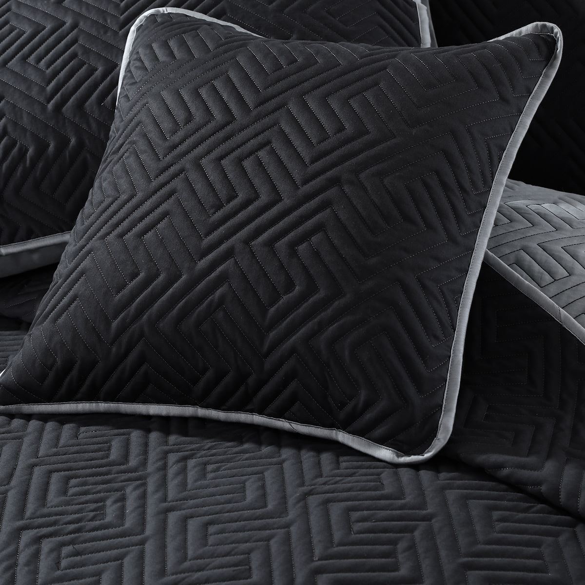 Black Fire Bed Spread Set