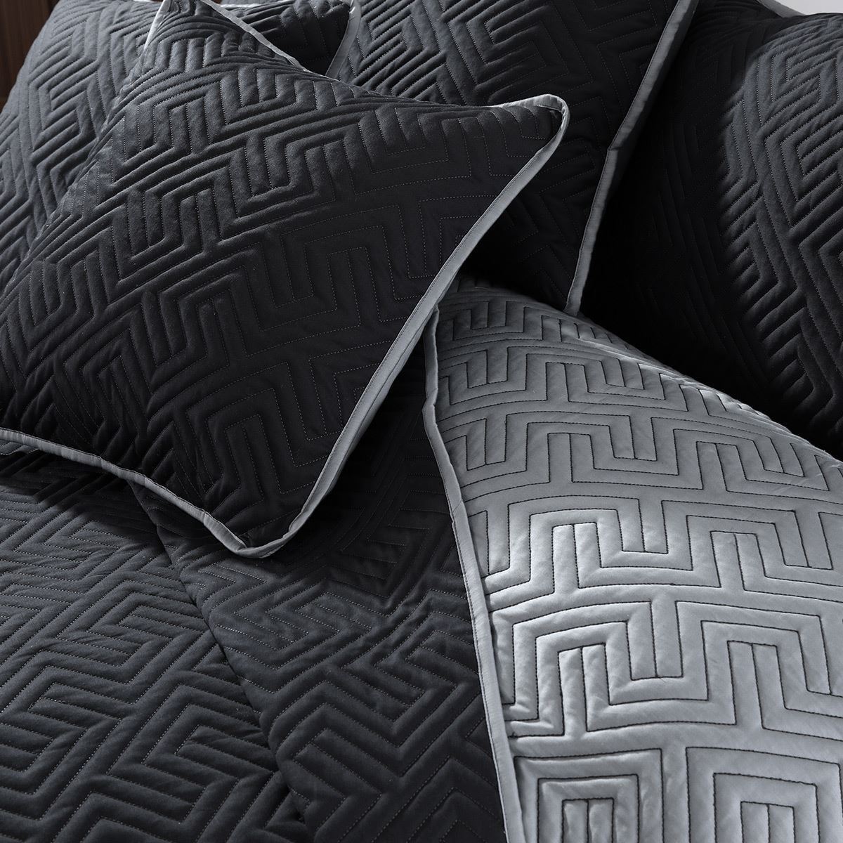 Black Fire Bed Spread Set